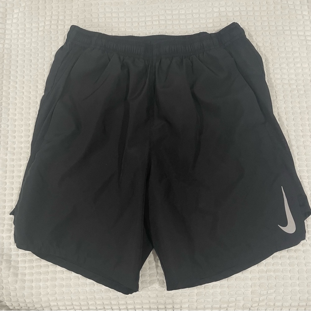 LIKE NEW Nike Shorts (Black)